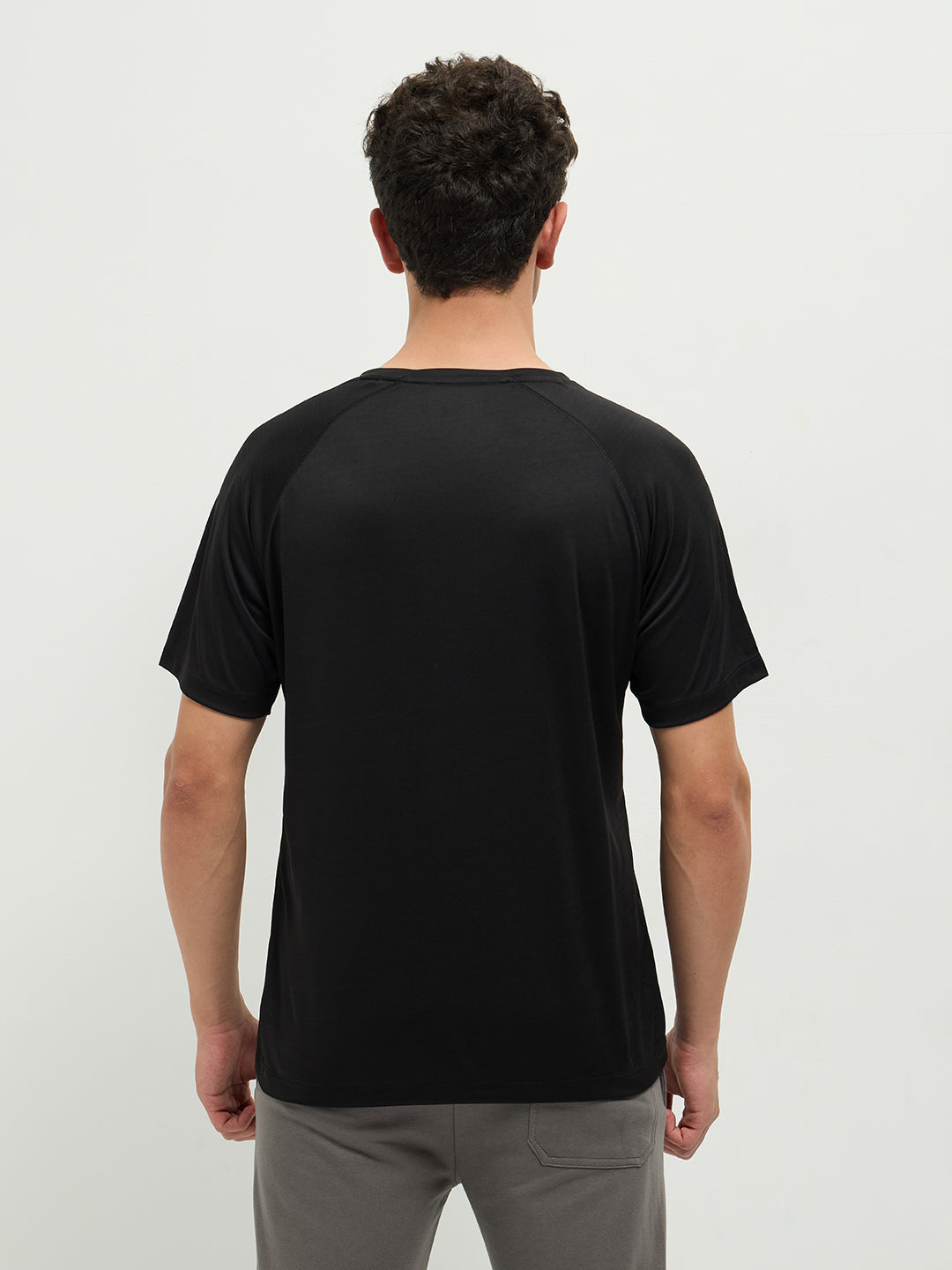 Strivo Round Neck Black